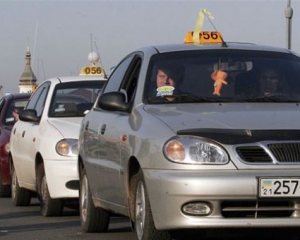 Влада хоче змусити таксистів платити податки