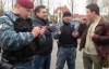 Активисты, журналисты и "Беркут" собрались возле Межигорья