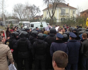 Затриманому активісту під Межигір&#039;ям погрожували в автозаку