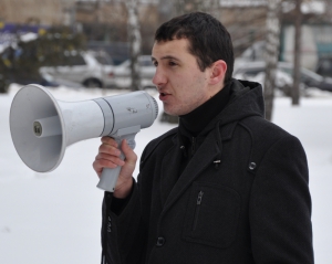 Помічника нардепа-&quot;свободівця&quot; силоміць забрали в міліцію за сніжки під ВР