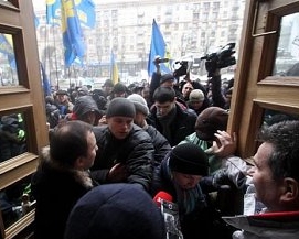 Общественных активистов снова не пускают на заседание Киевсовета
