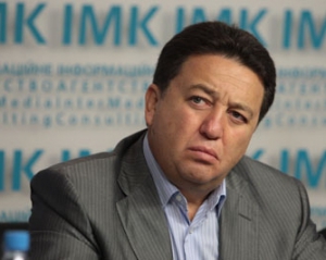 Нардеп выбил камеру из рук журналиста: тот снял, как политик курит в кулуарах