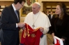 Папі Римському подарували футболку збірної Іспанії