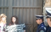 "Не даруй коханій квітів - подаруй їй книжку Віті!" - Активісти під АП вшанували письменника Януковича
