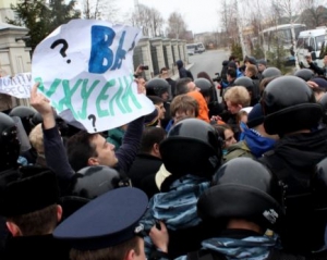 &quot;Это должно происходить в законодательном поле&quot; - Янукович прокомментировал акции под Межигорьем