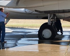 В Крыму самолет с 70 пассажирами совершил аварийную посадку