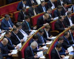 Оппозиция укрепила позиции Азарова - политолог