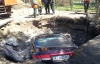 Беременная киевлянка едва не утонула в огромной яме вместе с автомобилем