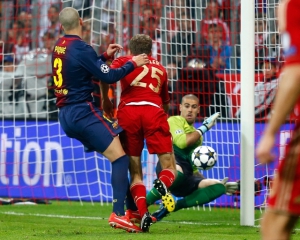 Три из четырех голов &quot;Барселоне&quot; &quot;Бавария&quot; забила не по правилам — испанские СМИ
