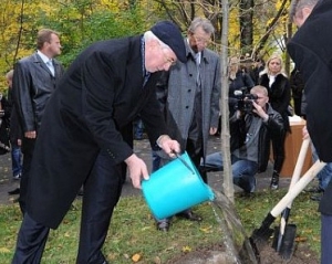 Азаров поскаржився, що комунальні служби самотужки не можуть навести лад після зими
