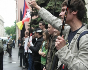 Комуністи і "свободівці" пікетують Харківську облраду