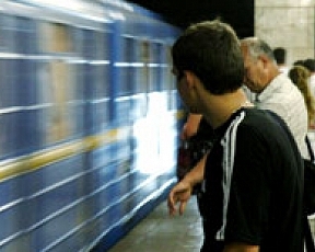 Мужчина бросился под поезд киевского метро