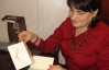 Київська майстриня вишила пасхальну листівку, що сяє вночі