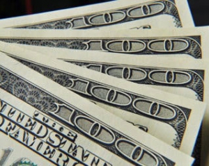 Перед травневими святами долар подешевшав до мінімального рівня за 2,5 місяця