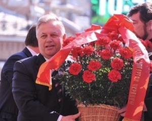 Коммунисты, возложив цветы к памятнику Ленину, двинулись к Майдану Независимости