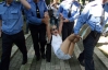 На митинге коммунистов задержали скандальных активисток. В КУПРе говорят, что девушки хотели "рисовать магнолии"