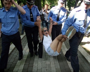 На митинге коммунистов задержали скандальных активисток. В КУПРе говорят, что девушки хотели "рисовать магнолии"
