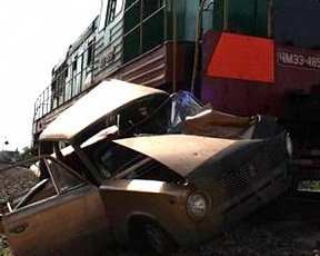 На Донбассе водитель легковушки попытался проскочить перед поездом. Неудачно