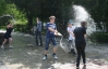 В центре Тернополя устроили массовые обливания водой
