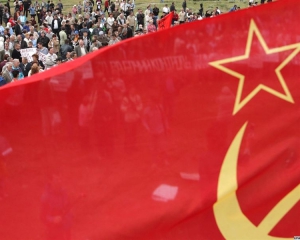 Суд разрешил на День Победы ходить по Львову с красными флагами