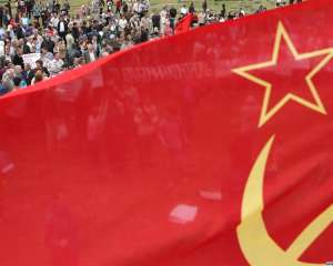 Суд дозволив на День Перемоги ходити по Львову з червоними прапорами