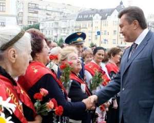 Янукович розповів ветеранам, як у них постійно зростають пенсії
