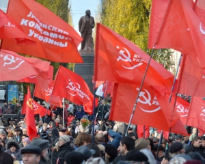 300 коммунистов собрались возле памятника Ленину в Киеве