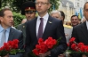 Яценюк возложил цветы в Парке Славы под крики "фашисты"