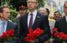 Яценюк возложил цветы в Парке Славы под крики "фашисты"