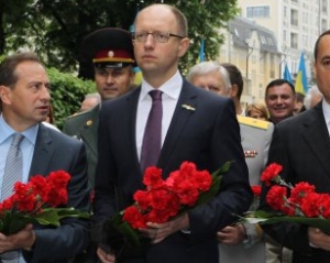 Яценюк возложил цветы в Парке Славы под крики &quot;фашисты&quot;