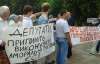 Під Радою літні кияни протестують проти узаконення гомосексуалізму