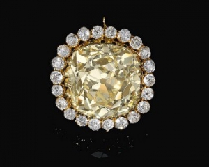 Раритетний жовтий діамант продали за рекордну суму на аукціоні