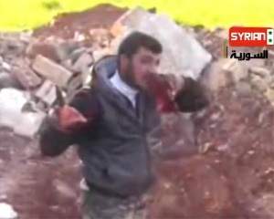 Командир сирийских повстанцев ест органы убитых солдат перед камерой