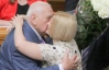 Геращенко від душі цілувалась з 80-річним Звягільським, поки однопартійці реготали