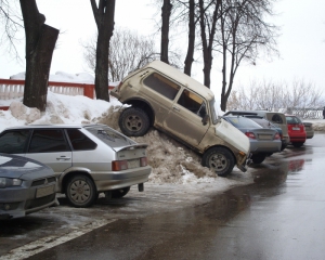 Киевлян заставят платить за парковку во дворах и на тротуарах