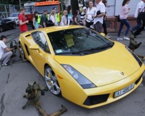 "Припаркованный" Lamborghini мешал проехать машинам и трамваям в Киеве