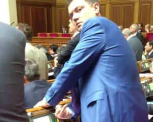 "Регіонал" показав середній палець "ударівцю", коли той засік його на "кнопкодавстві"