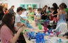 На львовском детском фестивале учат из пластиковых бутылок делать цветы