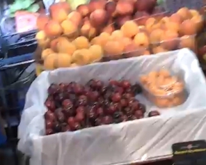 В Киеве на &quot;Житнем рынке&quot; продают черешню по 500 грн