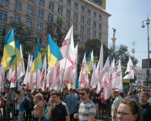 Десятки тысяч сторонников оппозиции стоят на Софийской площади
