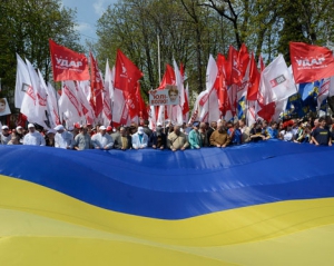 В опозиційній колоні сталася сутичка: невідомі перегородили дорогу