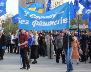 Ефремов, Тигипко и Чечетов привели участников антифашистского марша на Европейскую площадь