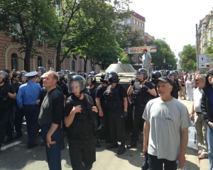 400 бритоголовых &quot;антифашистов&quot; ворвались на Софийскую площадь