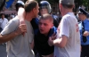 Драка в центре Киева: залитых кровью молодых людей выводили из эпицентра под руки