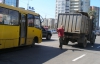 Через блондинку за кермом у Вінниці сміттєвоз зіштовхнувся з маршруткою