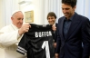 Буффон подарил Папе Римскому свою футболку