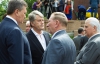 Янукович, Ющенко, Кучма та Кравчук разом поклали квіти до пам'ятника Шевченку