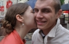 У центрі Львова молоді дівчата продають поцілунки 