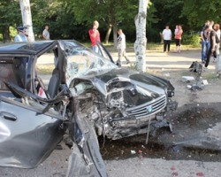 В Запорожье автомобиль снес остановку, есть пострадавшие