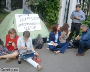 Намет журналістів простояв всю ніч під МВС
